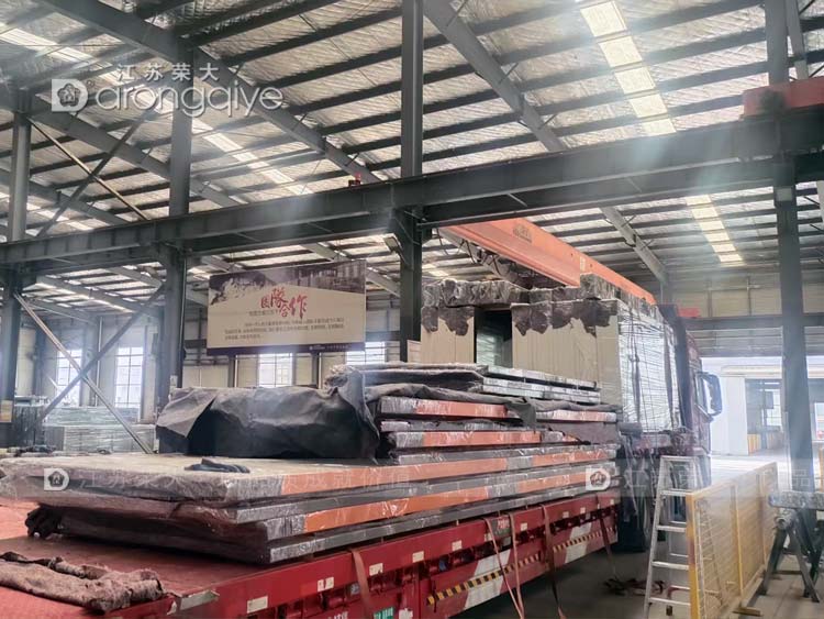 浙江智慧公交站臺正在裝車